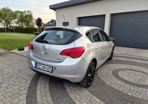 Opel Astra cena 22900 przebieg: 218040, rok produkcji 2010 z Czarne małe 562